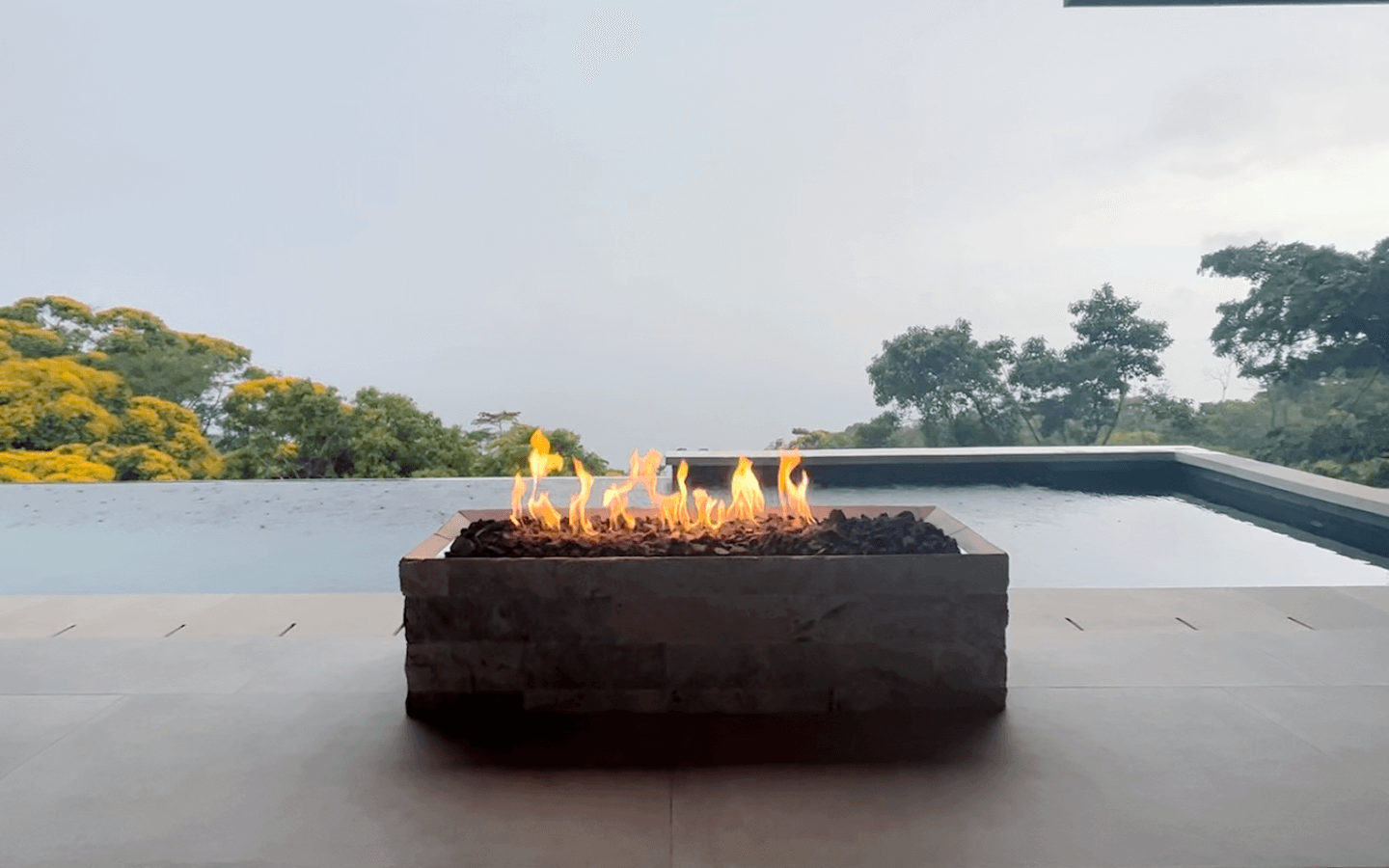fcpr-outdoor-firepit-black-rocks
